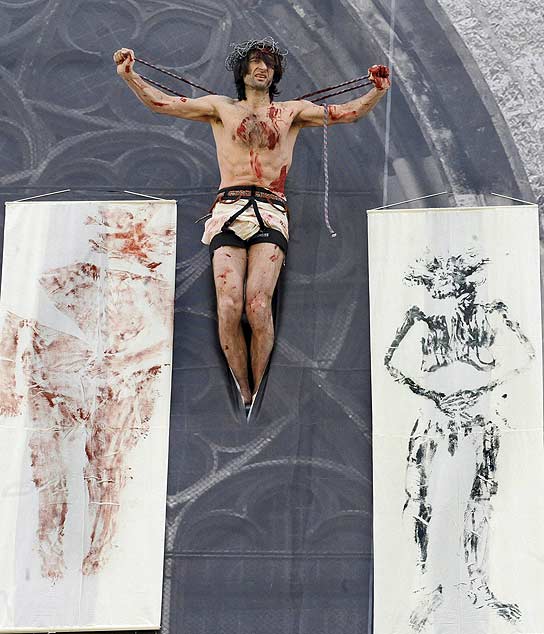 Un artista se 'crucifica' en protesta por los abusos sexuales. Un artista se 'crucifica' en protesta por los abusos sexuales.