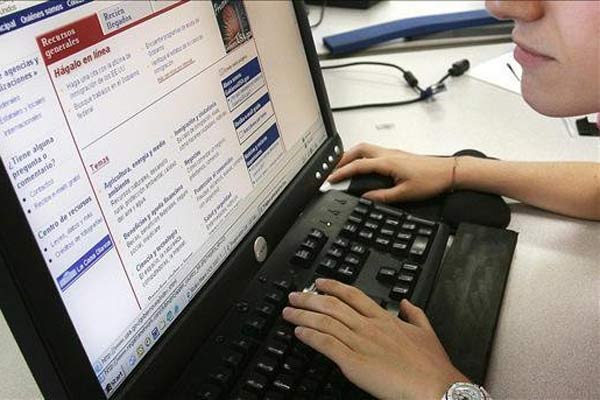 Una mujer, en su oficina. Una mujer, en su oficina.