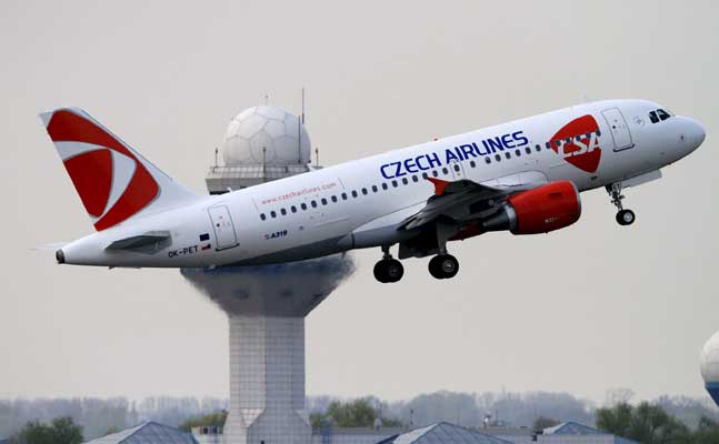Un avión despega del aeropuerto de Varsovia. Un avión despega del aeropuerto de Varsovia.