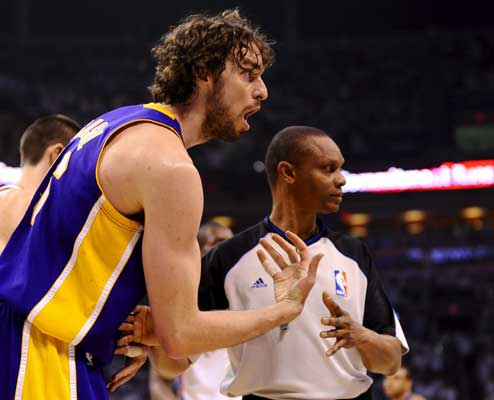 Pau Gasol discute una amonestación con el árbitro Pau Gasol discute una amonestación con el árbitro