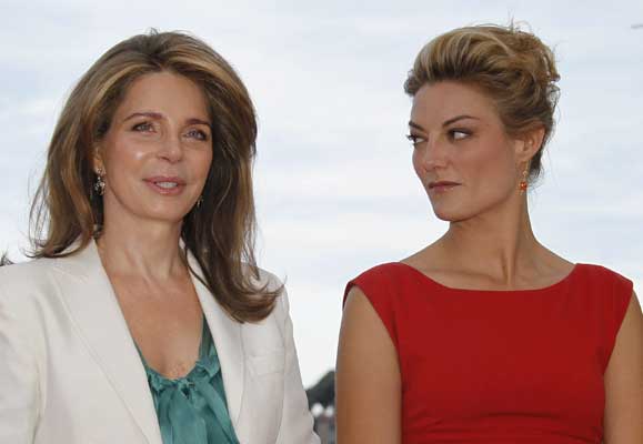 La reina Noor de Jordania junto a Lucy Walker La reina Noor de Jordania junto a Lucy Walker