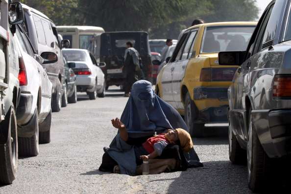 Mujer mendigando en Kabul Mujer mendigando en Kabul