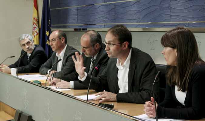 La izquierda presenta su alternativa a las medidas anticrisis de ZP. La izquierda presenta su alternativa a las medidas anticrisis de ZP.