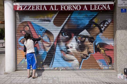 Pintada de persianas en comercios del Guinardó. Pintada de persianas en comercios del Guinardó.