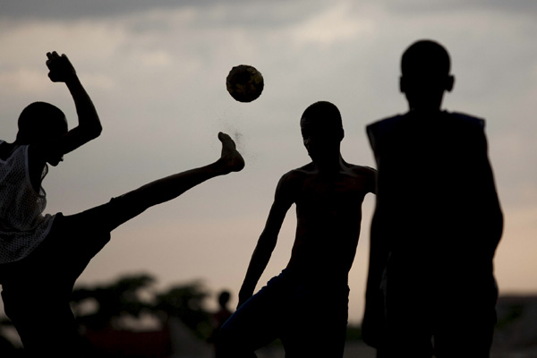 Niños jugando al fútbol Niños jugando al fútbol