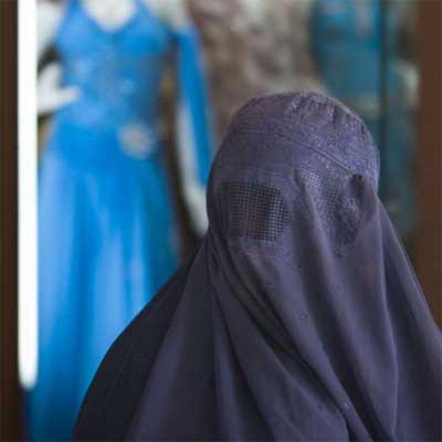 Una mujer con burka Una mujer con burka