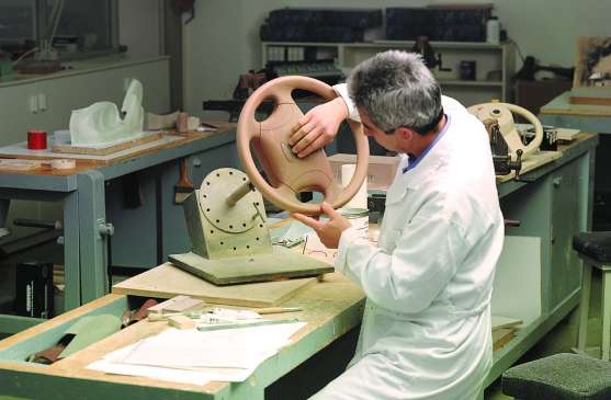 Un trabajador en su taller Un trabajador en su taller