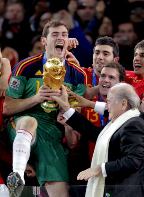 Iker Casillas recibe la copa de campeones Iker Casillas recibe la copa de campeones