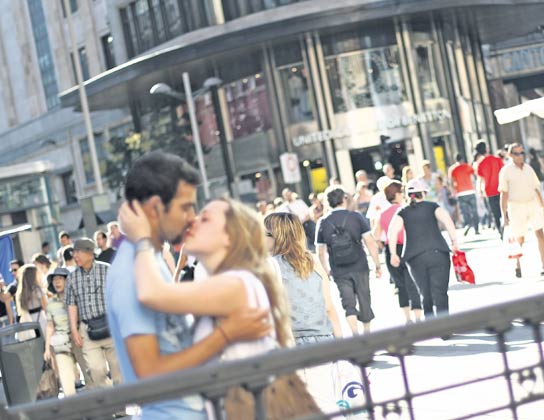 Pareja besándose Pareja besándose