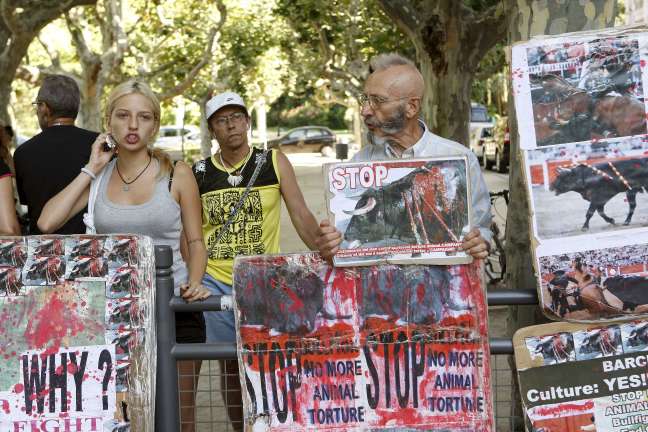 Antitauiros a las afueras del Parlamento catalán Antitauiros a las afueras del Parlamento catalán