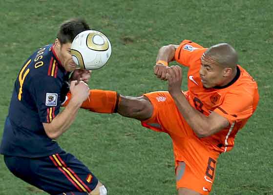 La patada de De Jong a Xabi Alonso La patada de De Jong a Xabi Alonso
