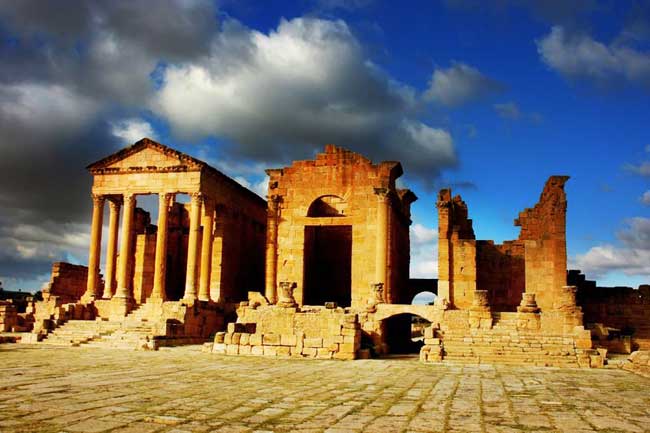 Templos del foro en las ruinas romanas de Sbeitla. Templos del foro en las ruinas romanas de Sbeitla.