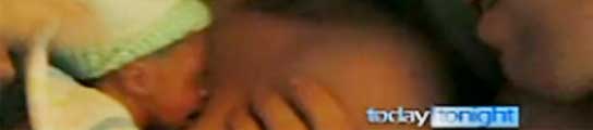 Un bebé prematuro "resucita" tras dos horas sobre el pecho desnudo de su madre (Imagen: SKY NEWS)