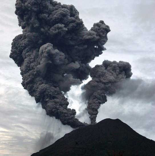Volcán indonesio Volcán indonesio