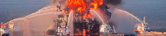 Una plataforma petrolífera explota en el Golfo de México, frente a la costa de EE UU (Imagen: Guarda Costera de EE UU / EFE Archivo)