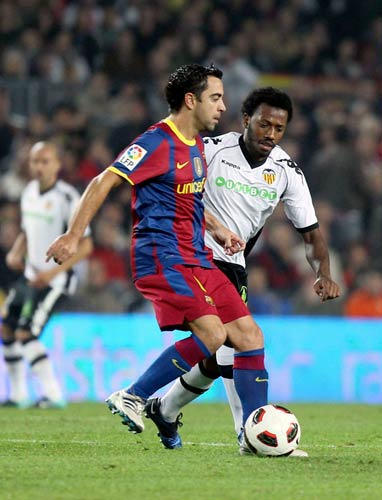 Xavi Hernández, del Barcelona, ante Manuel Fernandes, del Valencia Xavi Hernández, del Barcelona, ante Manuel Fernandes, del Valencia