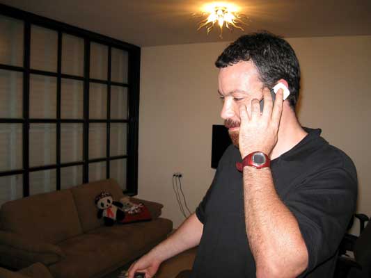 Un hombre hablando por teléfono móvil Un hombre hablando por teléfono móvil