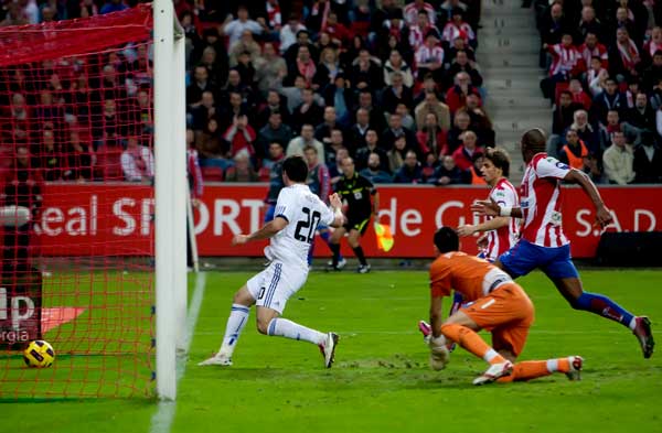 Higuaín ante el Sporting Higuaín ante el Sporting