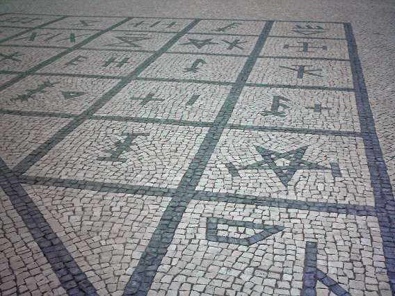 Calzada con siglas Calzada con siglas