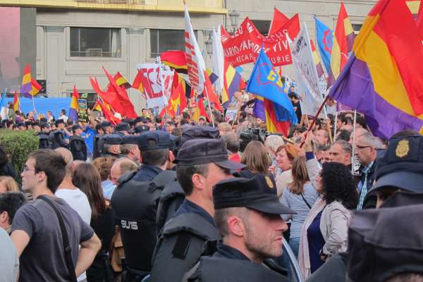 Una protesta plagada de banderas republicanas espera a los Príncipes en el Teatro Campoamor