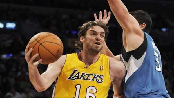 Pau Gasol disputa el balón a Sebastian Telfair Pau Gasol disputa el balón a Sebastian Telfair