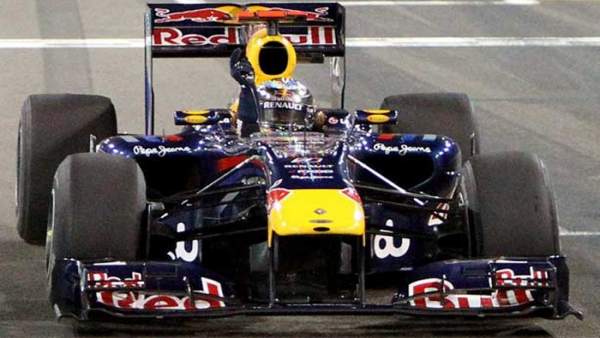 Sebastian Vettel celebra el triunfo en Abu Dhabi Sebastian Vettel celebra el triunfo en Abu Dhabi