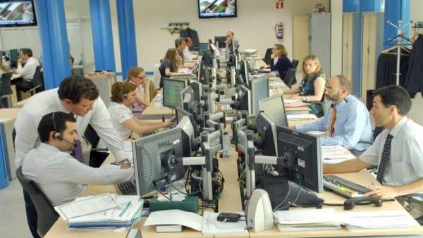 Trabajadores en una oficina Trabajadores en una oficina