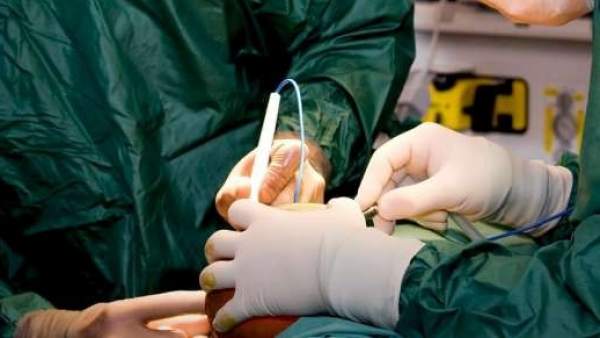 Médicos durante una operación Médicos durante una operación