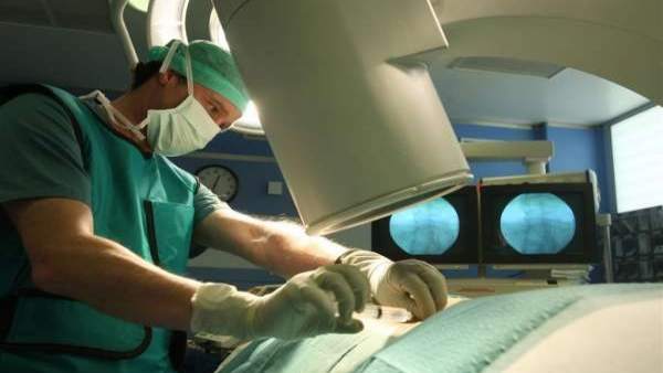 Un médico en un quirófano Un médico en un quirófano