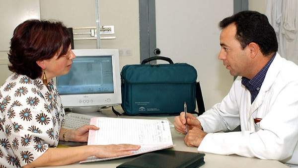 Médico y paciente en un ambulatorio Médico y paciente en un ambulatorio