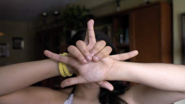 El saludo de los 'Latin kings'. El saludo de los 'Latin kings'.