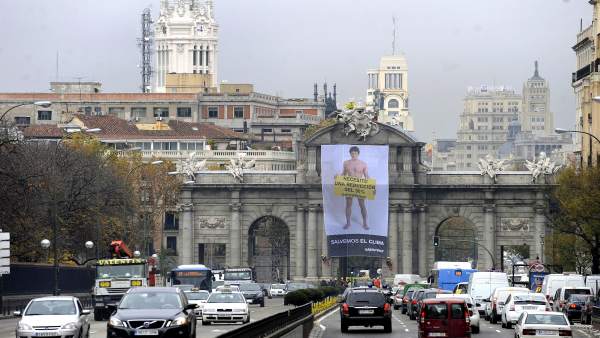 Pancarta de Greenpeace en la Puerta de Alcalá Pancarta de Greenpeace en la Puerta de Alcalá