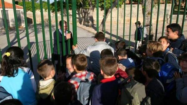Varios niños en la entrada del colegio Varios niños en la entrada del colegio