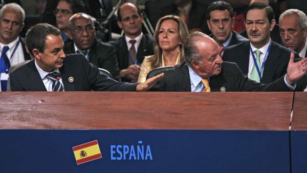 Resultado de imagen para Fotos Juan Carlos I increpa al dirigente venezolano Hugo ChÃ¡vez con la expresiÃ³n Â¿Por quÃ© no te callas?