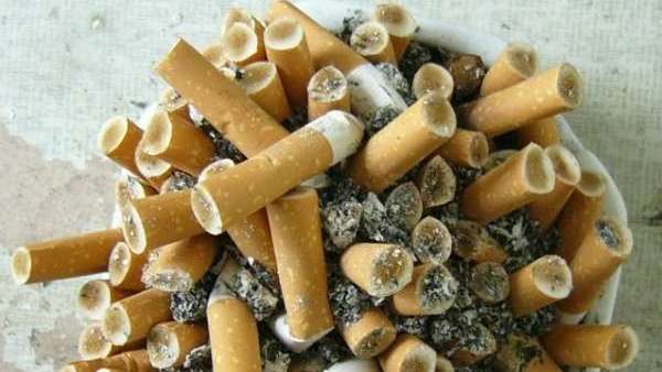 Cigarros en un cenicero Cigarros en un cenicero