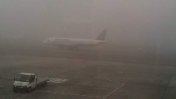 Un avión, entre la niebla Un avión, entre la niebla