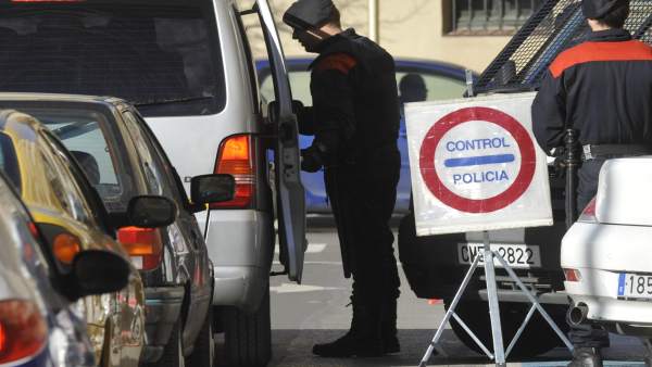 Control policial de los Mossos en Salt. Control policial de los Mossos en Salt.