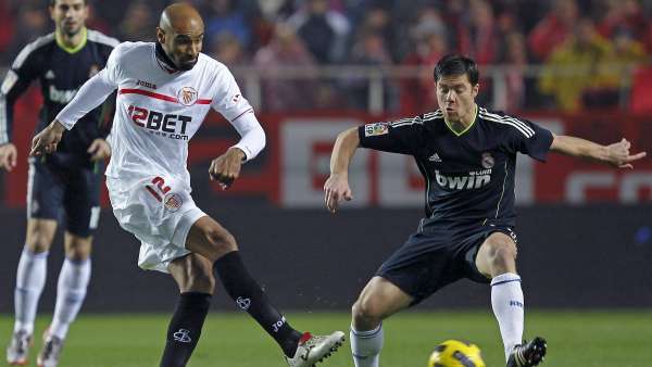 Xabi Alonso y Frederic Kanouté Xabi Alonso y Frederic Kanouté