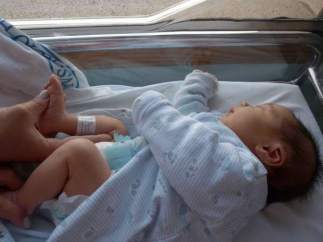 Un bebé en la cuna de un hospital