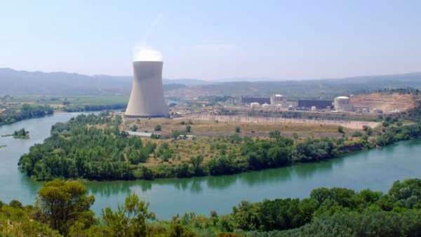 La central nuclear de Ascó. La central nuclear de Ascó.