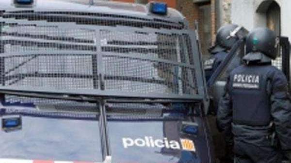 Agentes de los Mossos d'Esquadra. Agentes de los Mossos d'Esquadra.