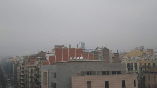 La polución en Barcelona no deja ver las montañas. La polución en Barcelona no deja ver las montañas.
