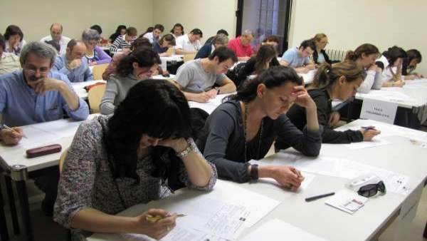 Haciendo un examen en un aula. Haciendo un examen en un aula.