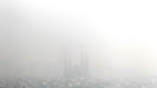 La contaminación no deja ver la Sagrada Familia. La contaminación no deja ver la Sagrada Familia.