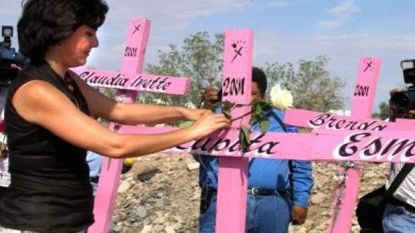 Cruces en recuerdo de las mujeres asesinadas en Ciudad Juárez Cruces en recuerdo de las mujeres asesinadas en Ciudad Juárez