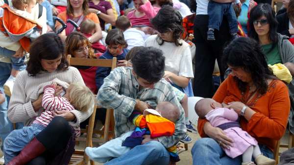 Mujeres amamantando a sus bebés Mujeres amamantando a sus bebés