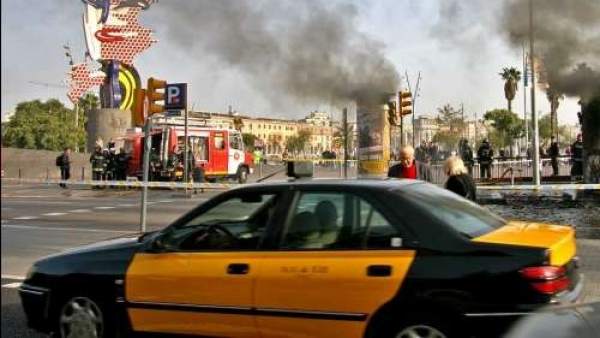 Taxi circulando por Barcelona. Taxi circulando por Barcelona.