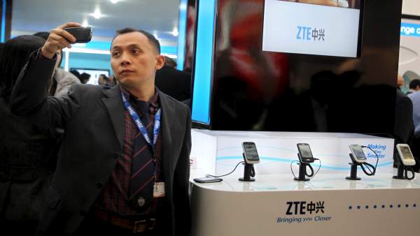 Un joven examina las novedades en el Mobile World Congress. Un joven examina las novedades en el Mobile World Congress.