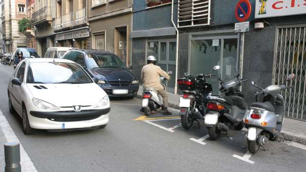Un coche circulando Un coche circulando