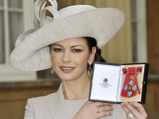 Catherine Zeta-Jones condecorada